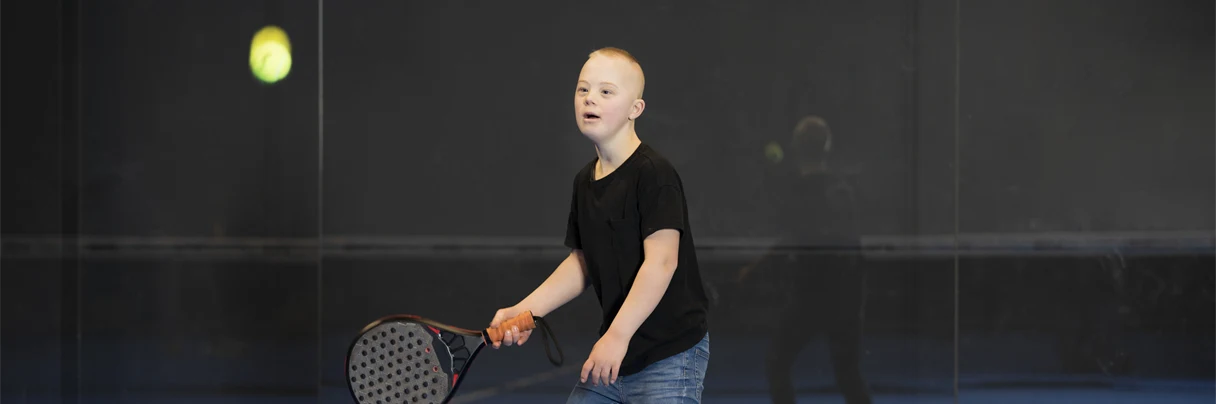 Gutt spiller tennis