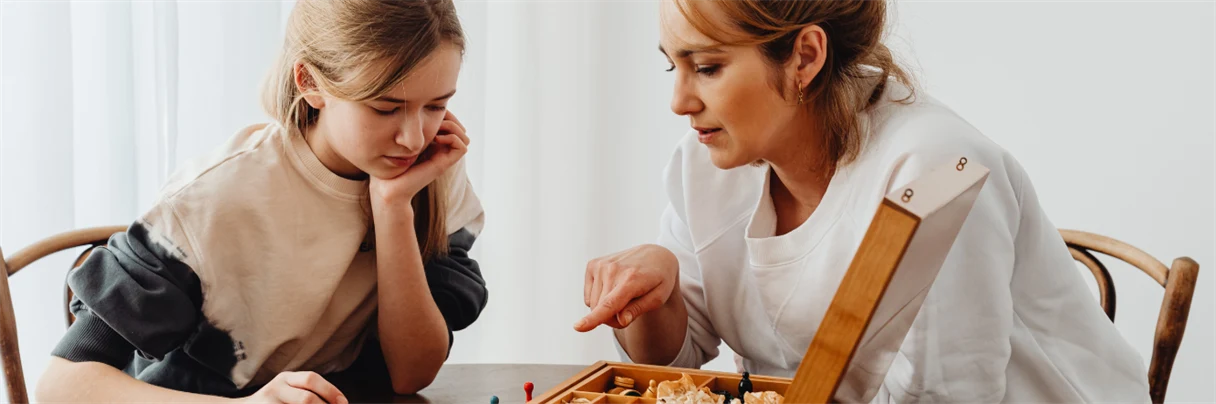 En grupp ungdomar som spelar krocket