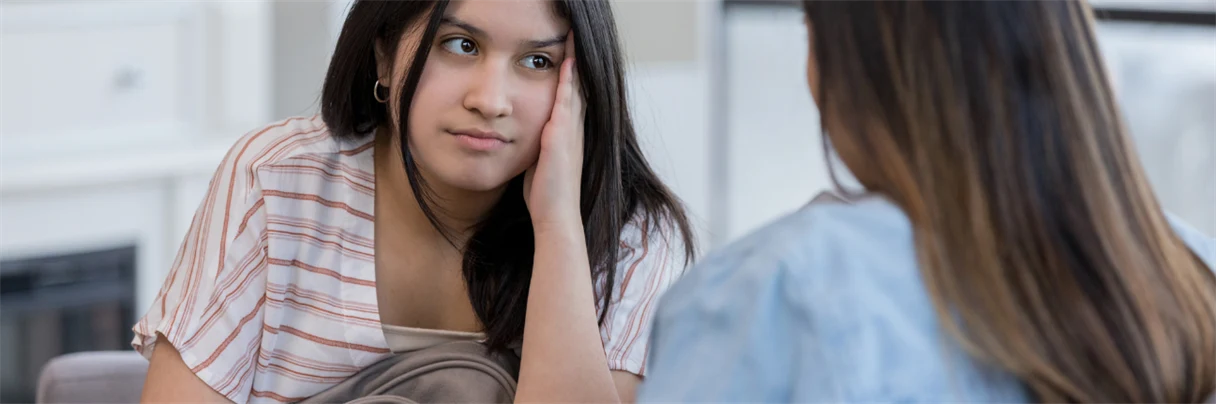 En grupp ungdomar som spelar krocket