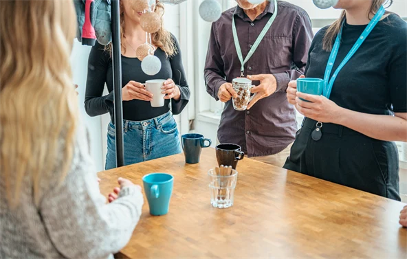 Henkilökunta kahvitauolla. 