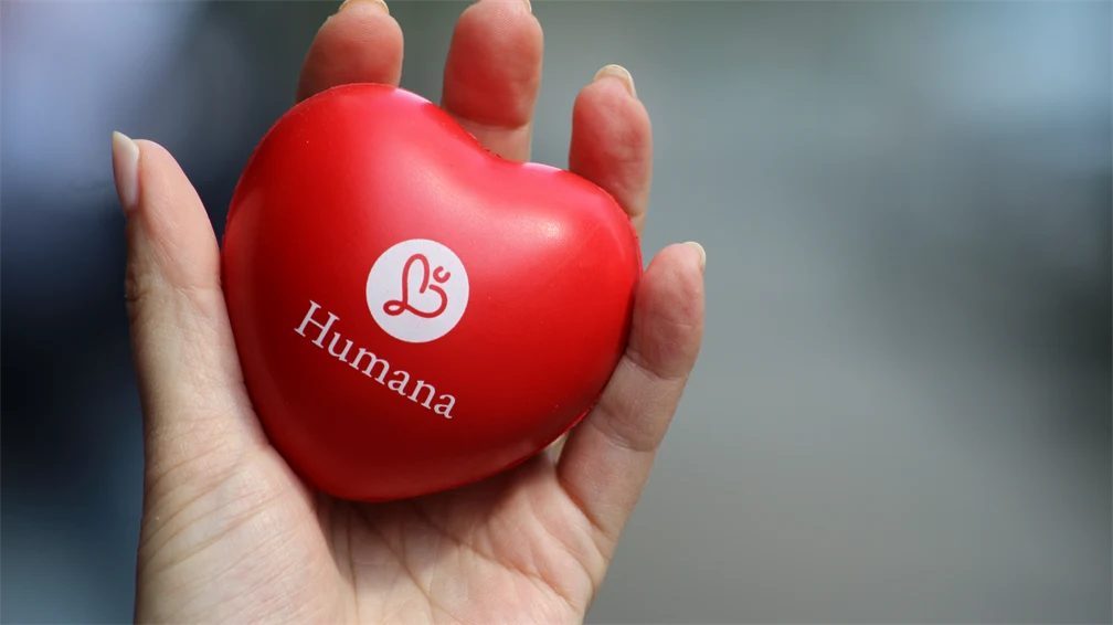 Hand håller hjärta med Humanas logga