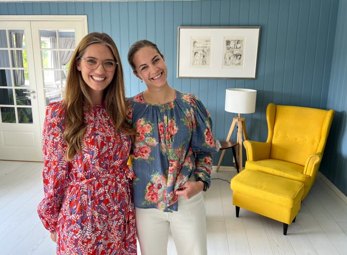 Katinka og Malin smiler til kamera