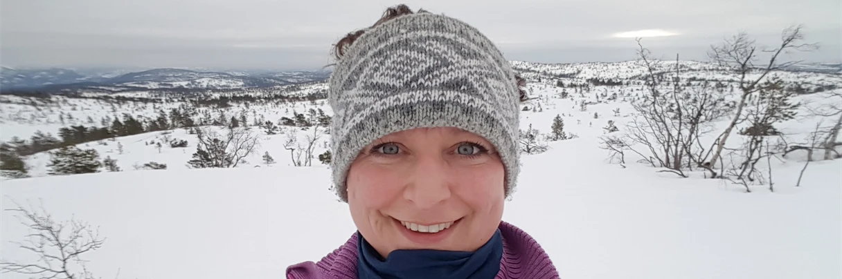Bilde av fostermor Elin som står på ski