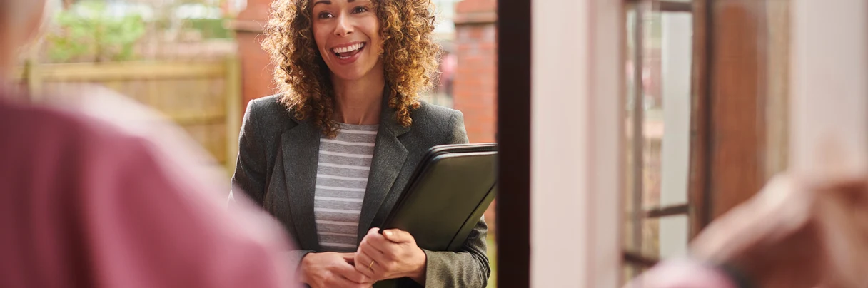 kvinne kommer på besøk