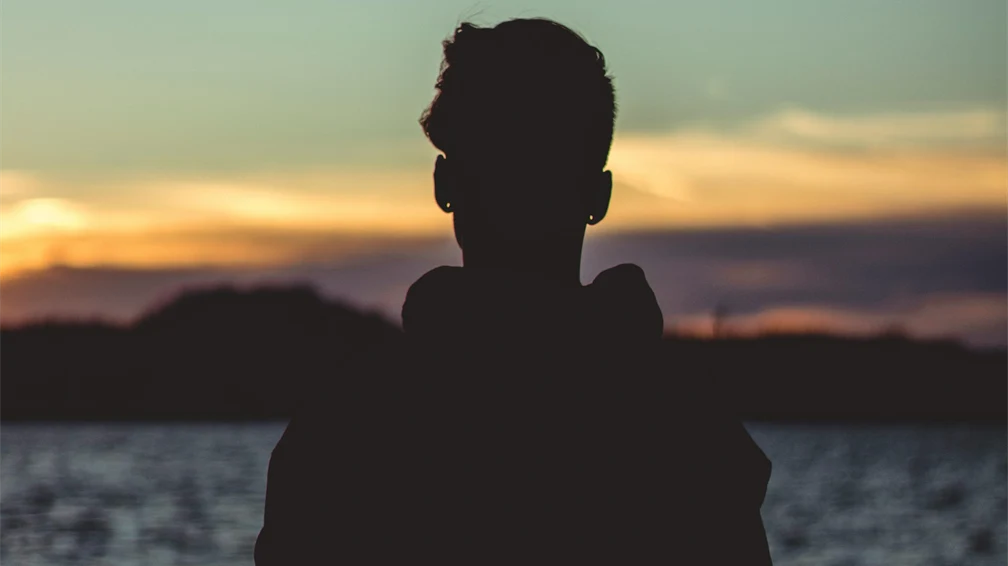 Kille blickar ut över vatten.