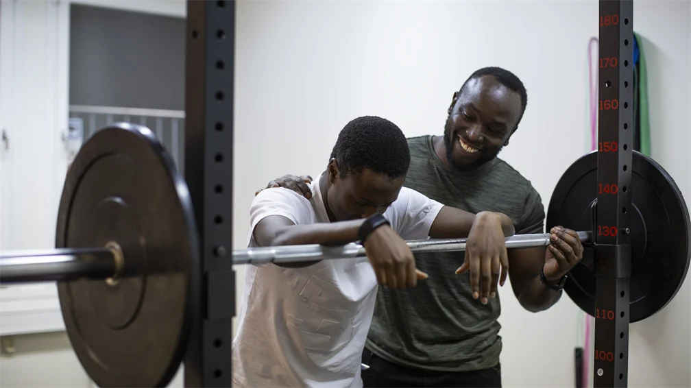 Två killar som styrketränar