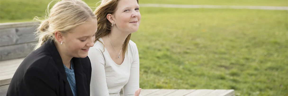 En grupp ungdomar som spelar krocket