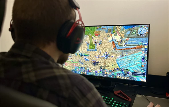 Gamingkontakt Tobias sitter og spiller spill på datamaskin