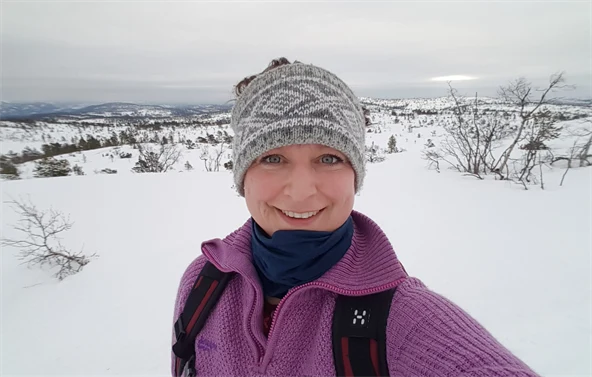 Bilde av fostermor Elin som står på ski
