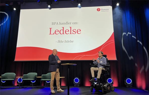 Jon Torp på scenen under NHO Geneos årskonferanse