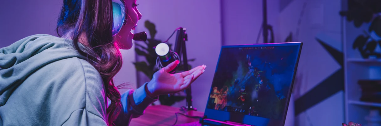 En gamer sitter foran en skjerm