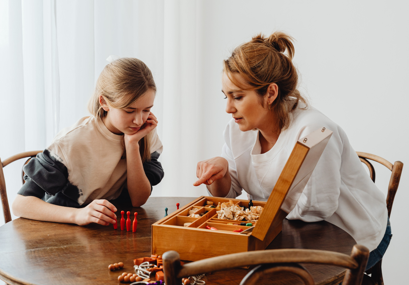 Et barn og en voksen spiller spill ved et bord