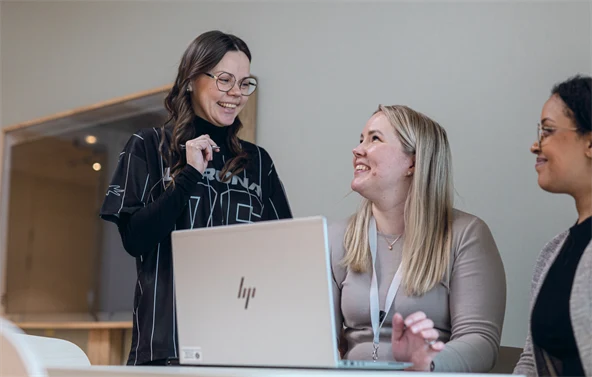 Kipinän työntekijät tekevät yhteistyötä