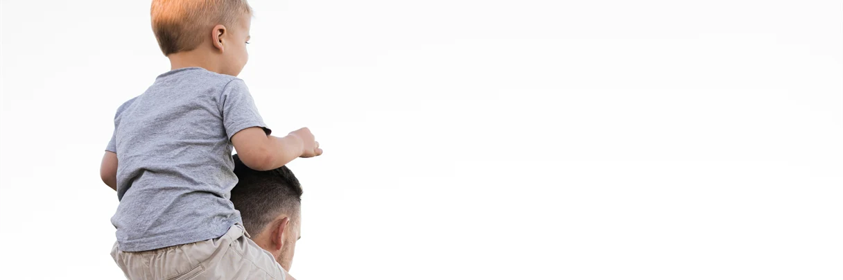 Lite barm på skuldrene til mann