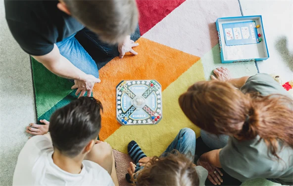 Joukko ihmisiä pelaa lattialla Kimbleä.