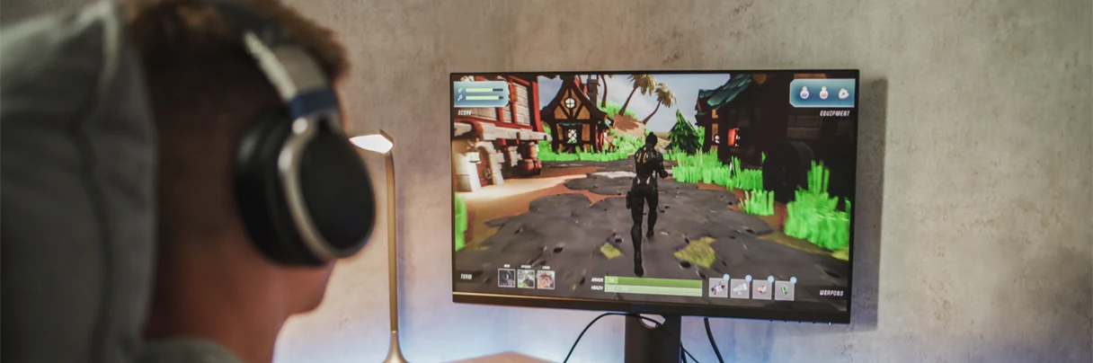 Gutt sitter foran gamingskjerm