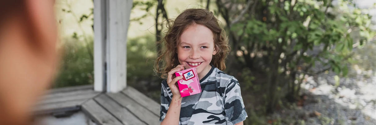 Lapsi juo pillimehua.