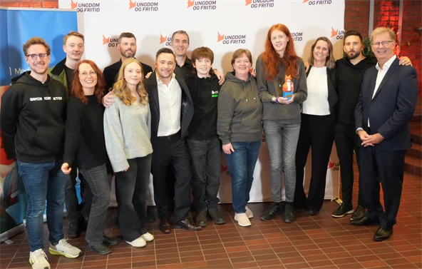 Gruppe mennesker står sammen