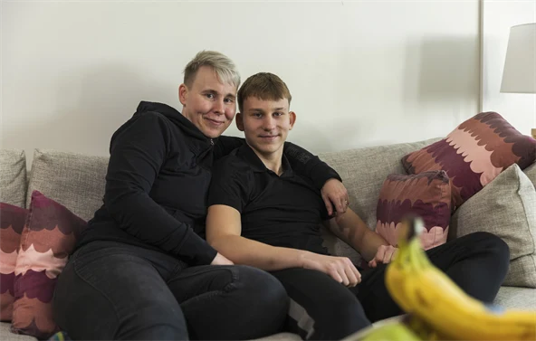 Äiti ja poika istuvat sohvalla