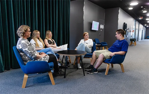 Humanan työntekijät ja Heimoston nuoret istuvat juttelemassa.