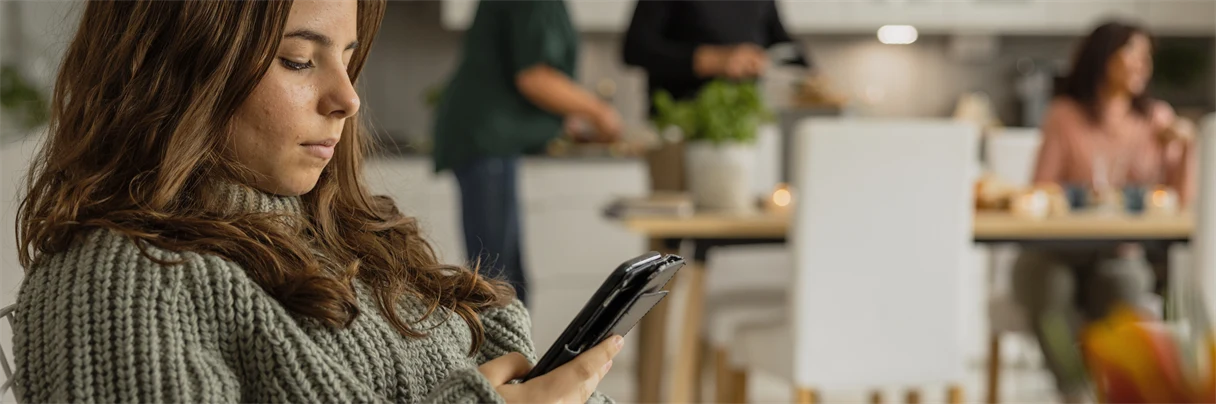 En grupp ungdomar som spelar krocket