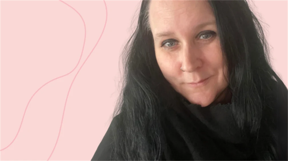 Kvinna med svarta kläder
