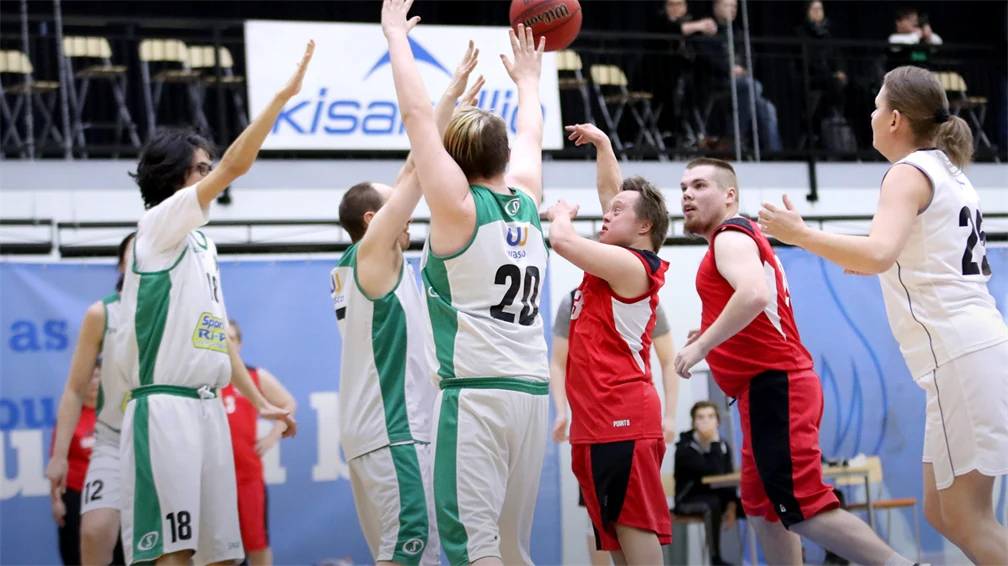 Unified-koripalloilijoita pelikentällä.