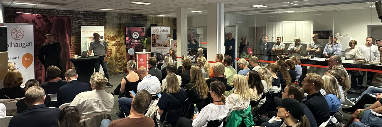 Publikum sitter i et lokale og ser på en debatt under Arendalsuka