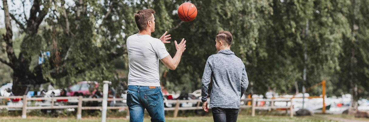 Tre personer som leker ute