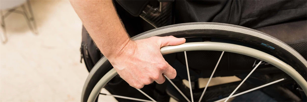 Närbild på en rullstol
