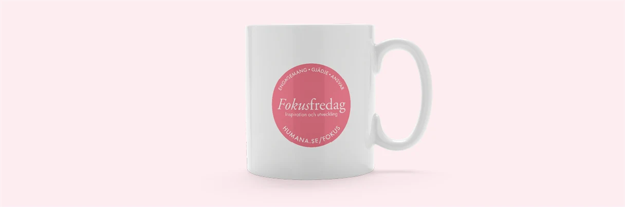 mugg med text fokusfredag rosa bakgrund