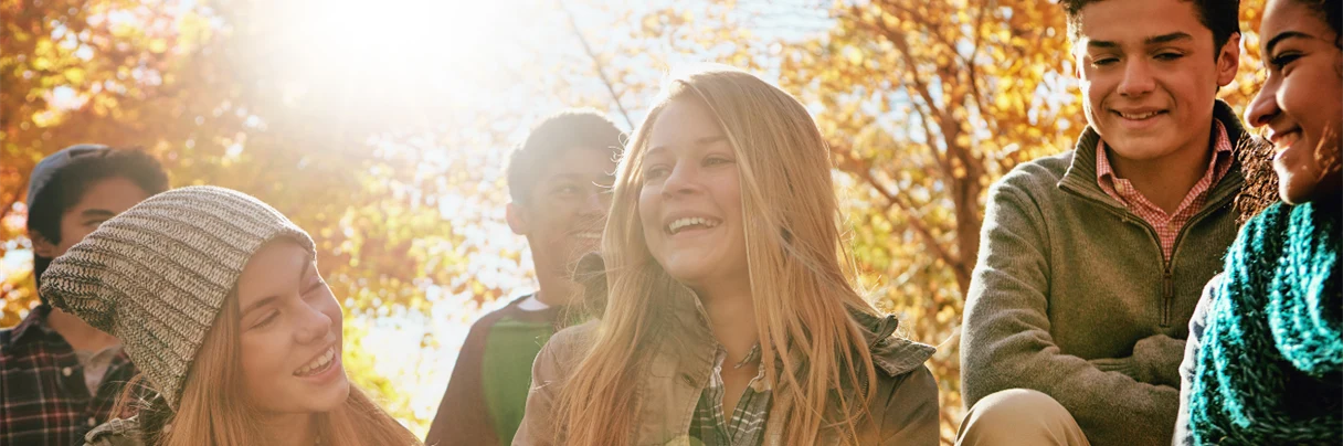 En grupp ungdomar som spelar krocket
