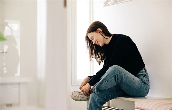 Tyttö sitoo kengännauhoja