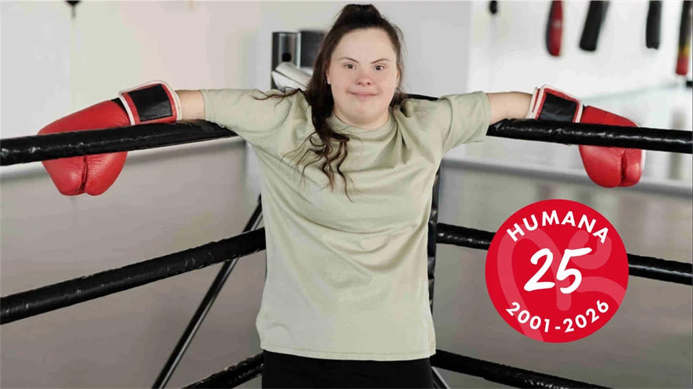 Tjej som har boxningshandskar på