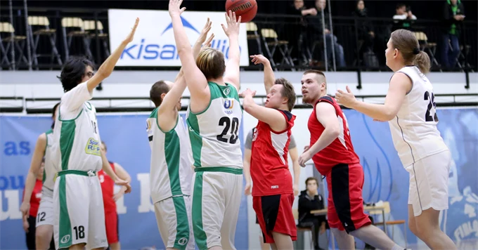 Unified-koripalloilijoita pelikentällä.