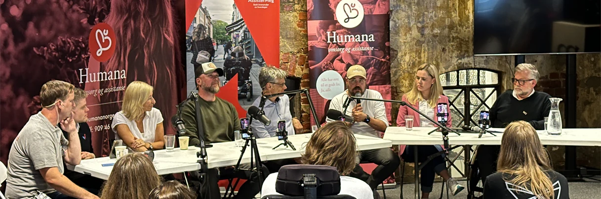 Livepodkast fra Arendalsuka 2024, deltagere snakker sammen på scenen