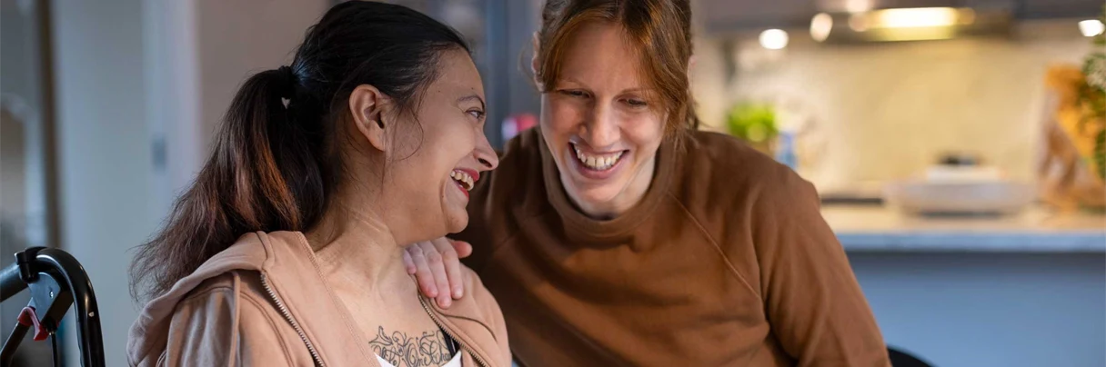 två kvinnor sitter vid ett bord