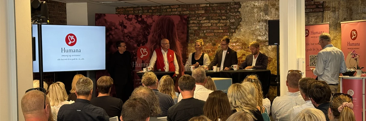 Folk står på scenen og snakker under barnevernsarrangementet