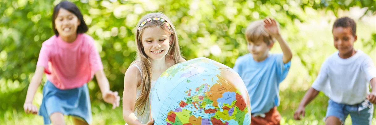 Barn leker med en jordklode oppblåsbar ball