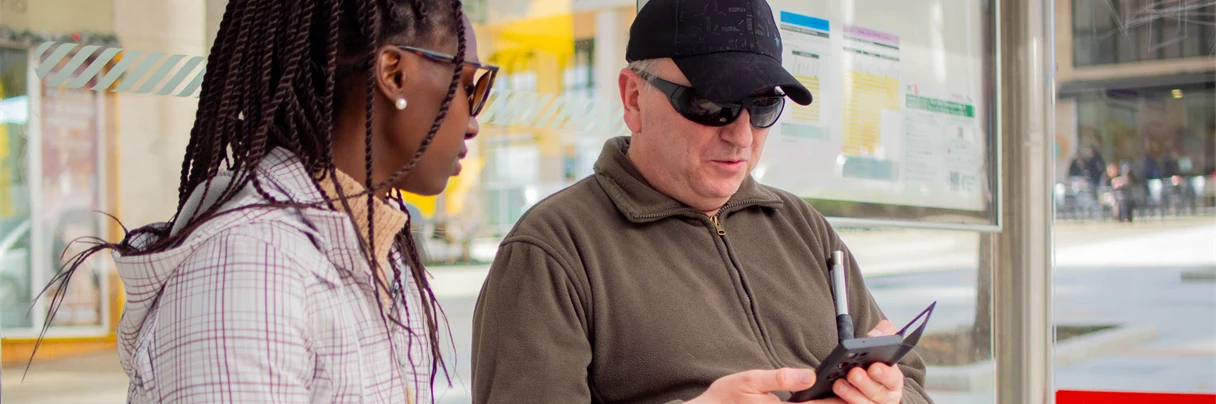 Två personer på bänk