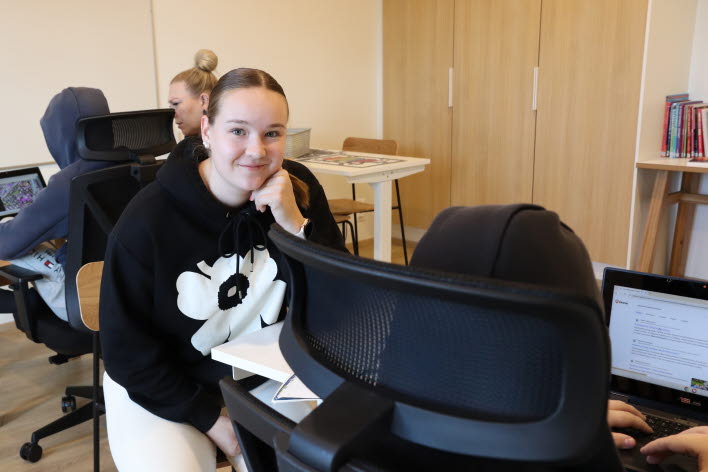 Erityisluokanopettaja Veera Ek nauttii monipuolisesta työstä Humanan Pihakoivun opetusryhmässä.