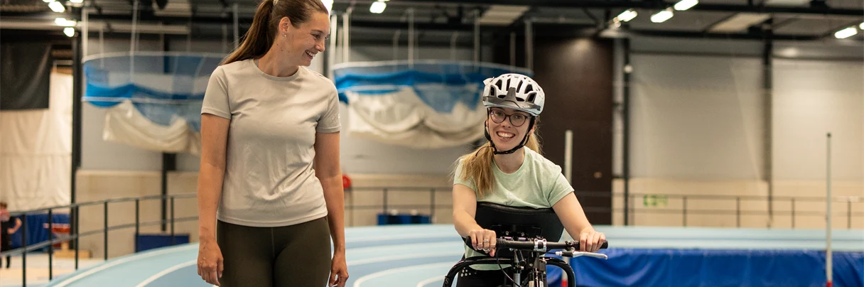 Sofie og hennes BPA-assistent trener med framerunning-sykkel