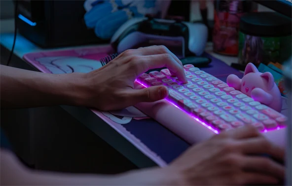 Poika istuu tietokoneen ääressä pelaamassa