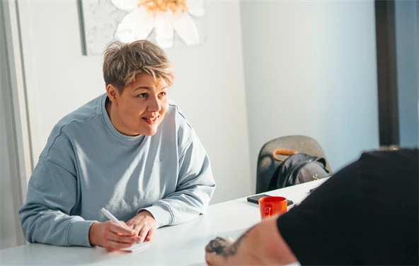 Eevastiina työn touhussa Helmiyhteisössä. 