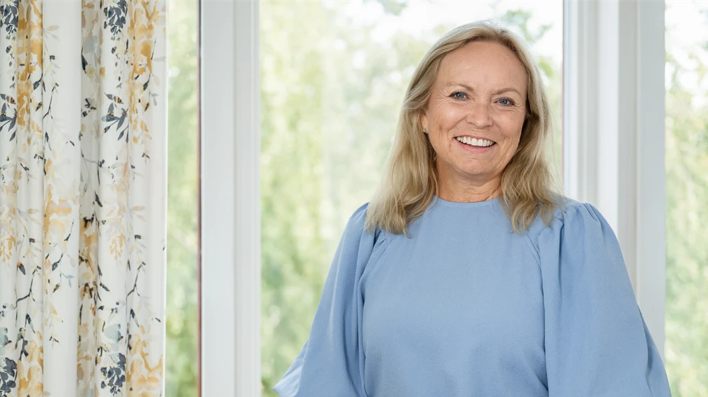 Mona Lien smiler i en blå bluse