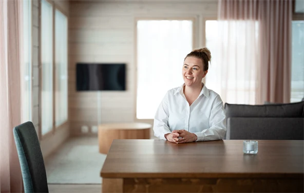 Yksinkönjohtaja Tiina keittiön pöydän ääressä