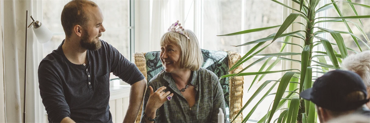Johner picture: Man and an old lady having a conversation in a livingroom.