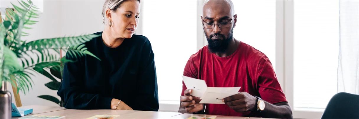 Kaksi henkilöä tarkastelemassa tunnekortteja.