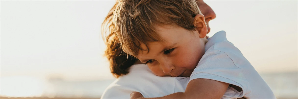 Liten gutt på fars skulder