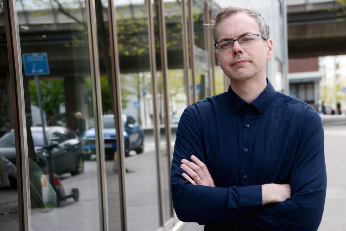 {"X":0.28,"Y":0.0,"Width":0.665,"Height":1.0}